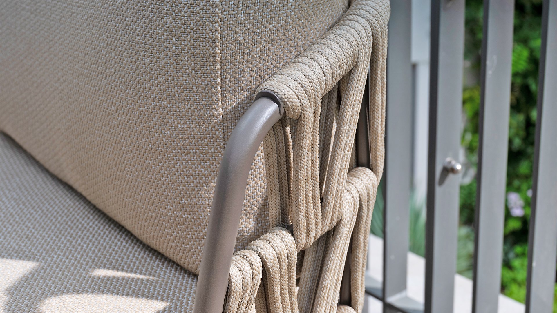 4 Seasons Outdoor Mallorca Dining Bank Low 3-Sitzer mit 4 Kissen Terre/Taupe