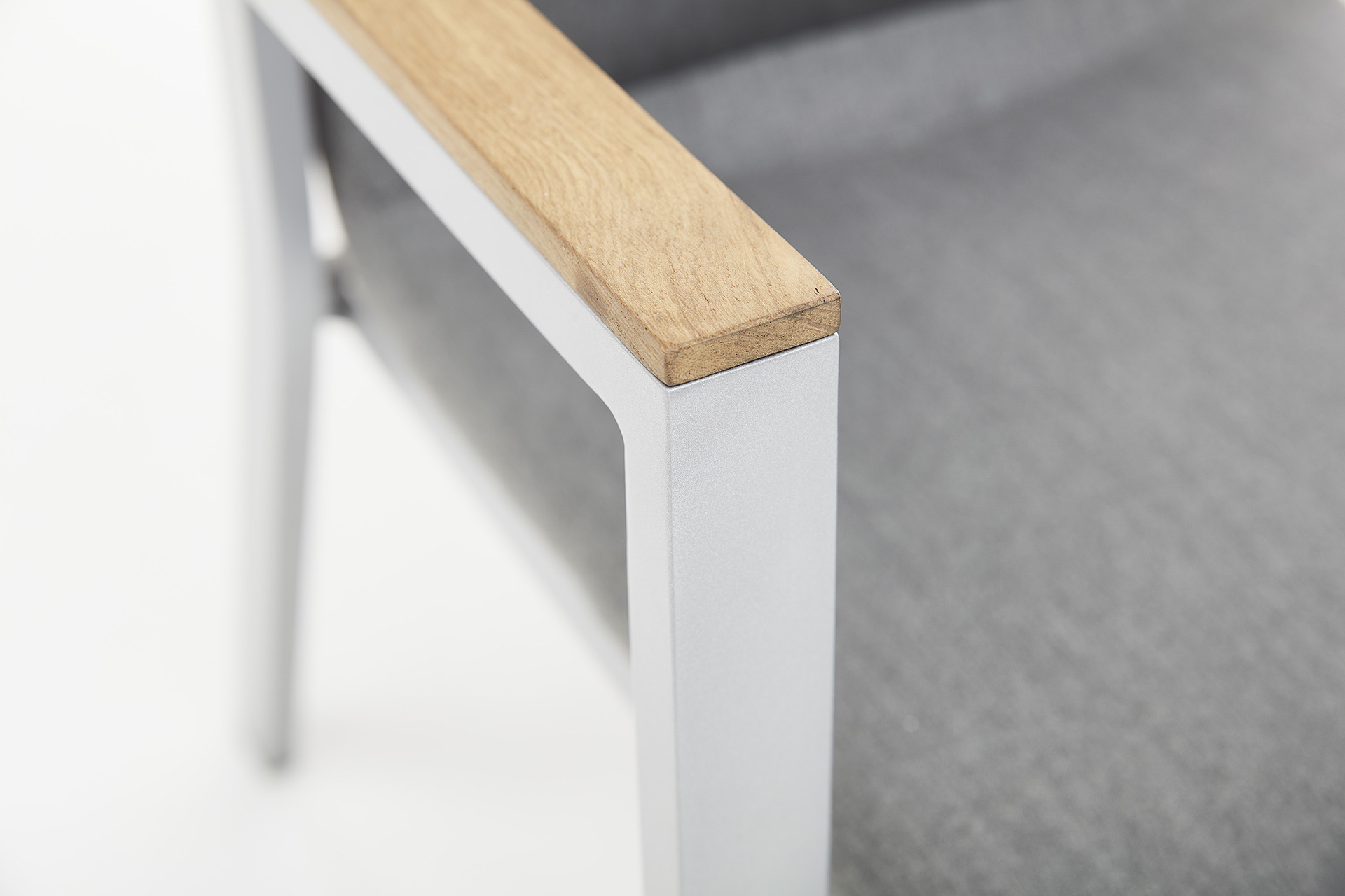 KETTLER RASMUS Stapelsessel mit hoher Rückenlehne, Armlehne Teak, silber/ flanelle, Aluminium/Outdoor-Stoff