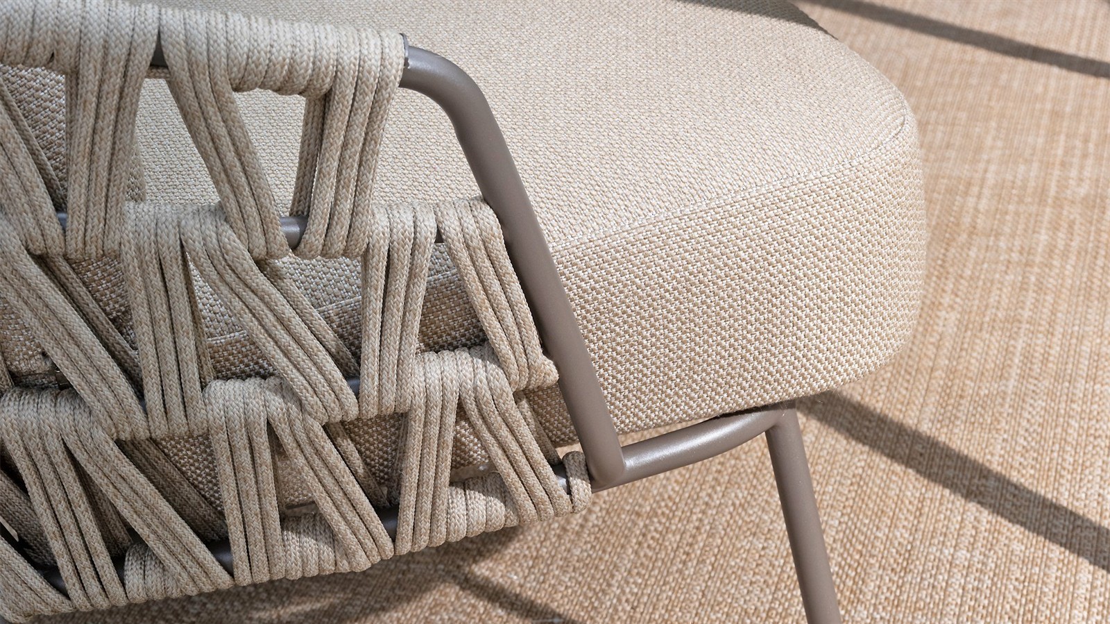 4 Seasons Outdoor Mallorca Dining Bank Low 3-Sitzer mit 4 Kissen Terre/Taupe