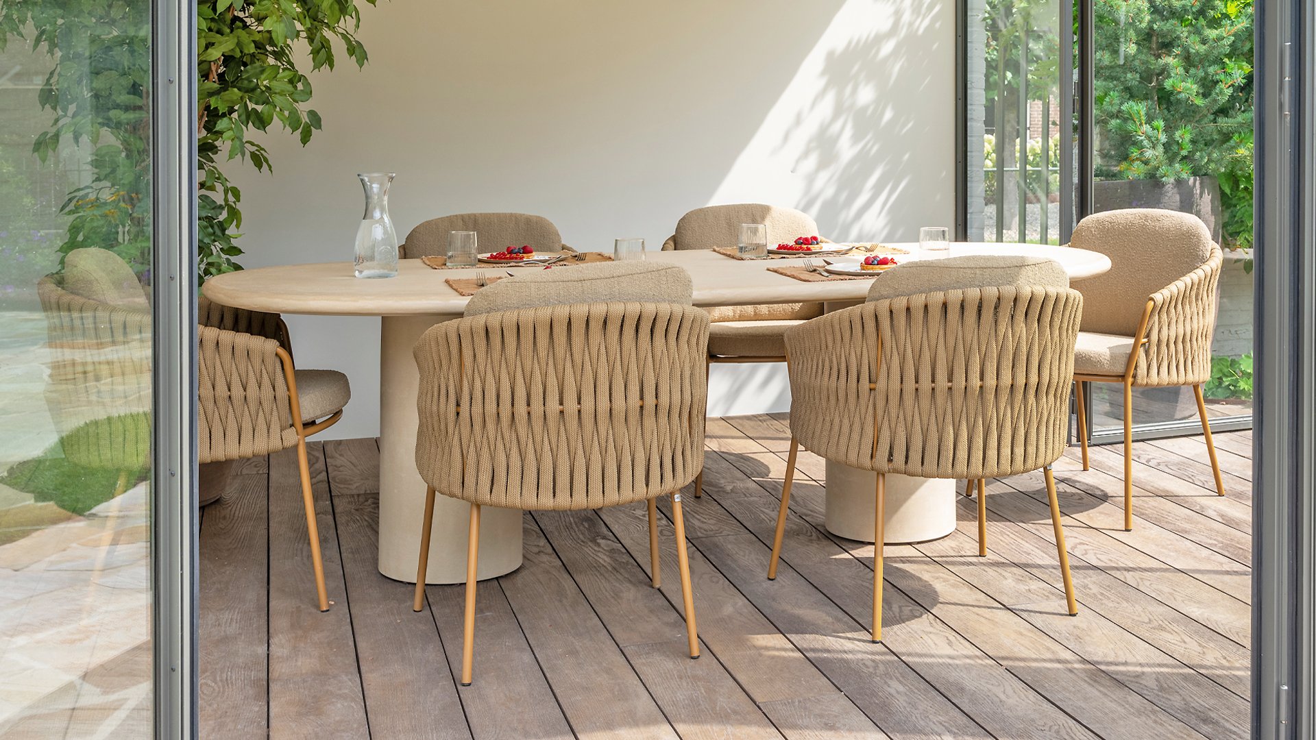 4 Seasons Outdoor Molina Dining Sessel mit 2 Kissen Boucle Amber/Braun