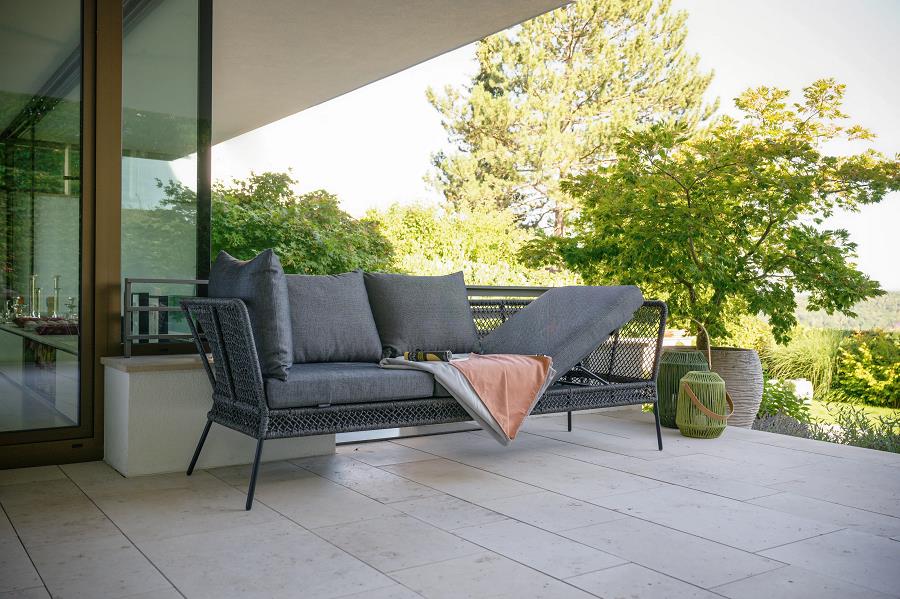 Stern Dining Lounge Odea mit Armlehne Kopfteil beidseitig verstellbar Aluminium schwarz matt Kordel pepper Kissen seidenschwarz