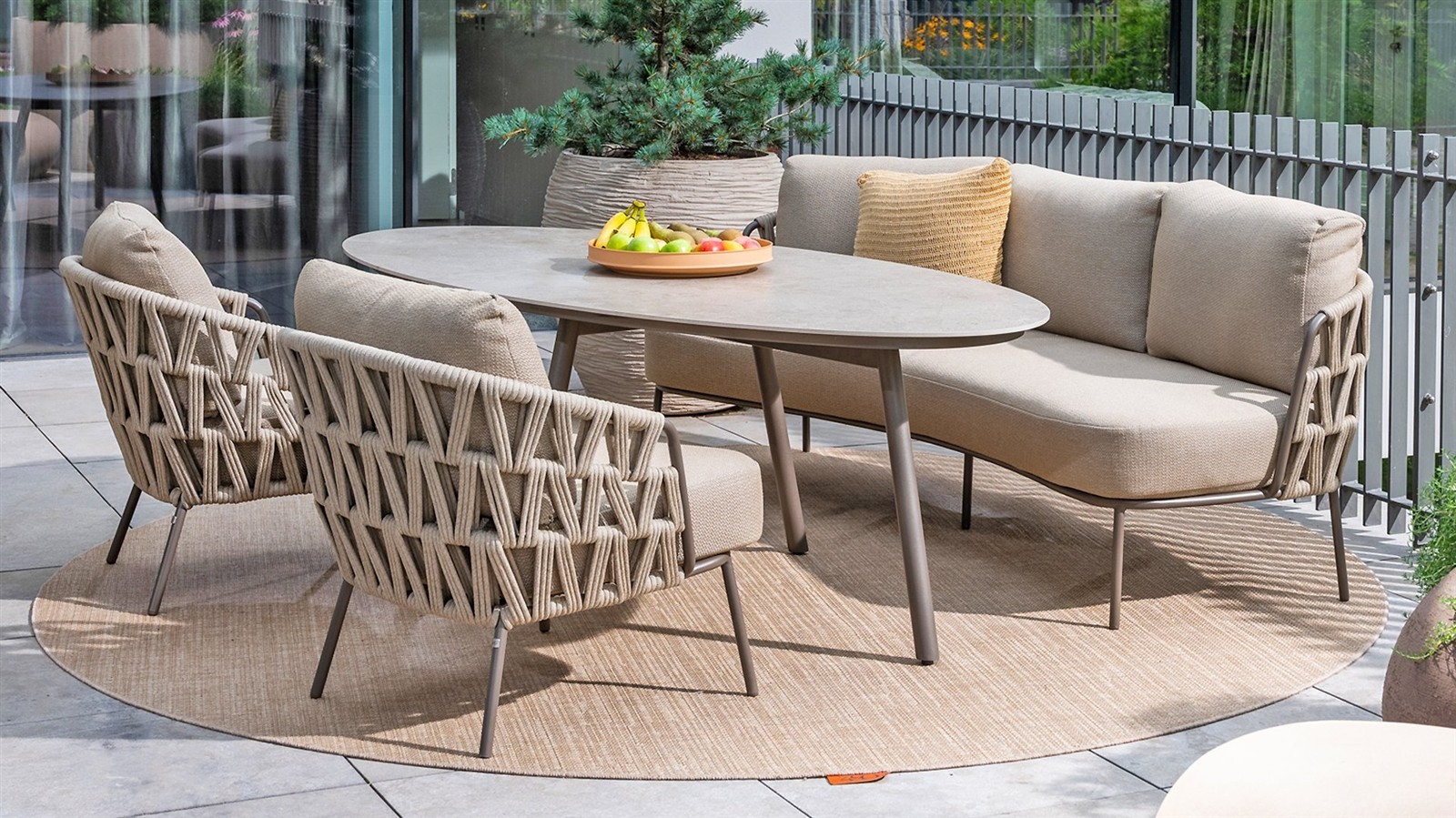 4 Seasons Outdoor Mallorca Dining Bank Low 3-Sitzer mit 4 Kissen Terre/Taupe
