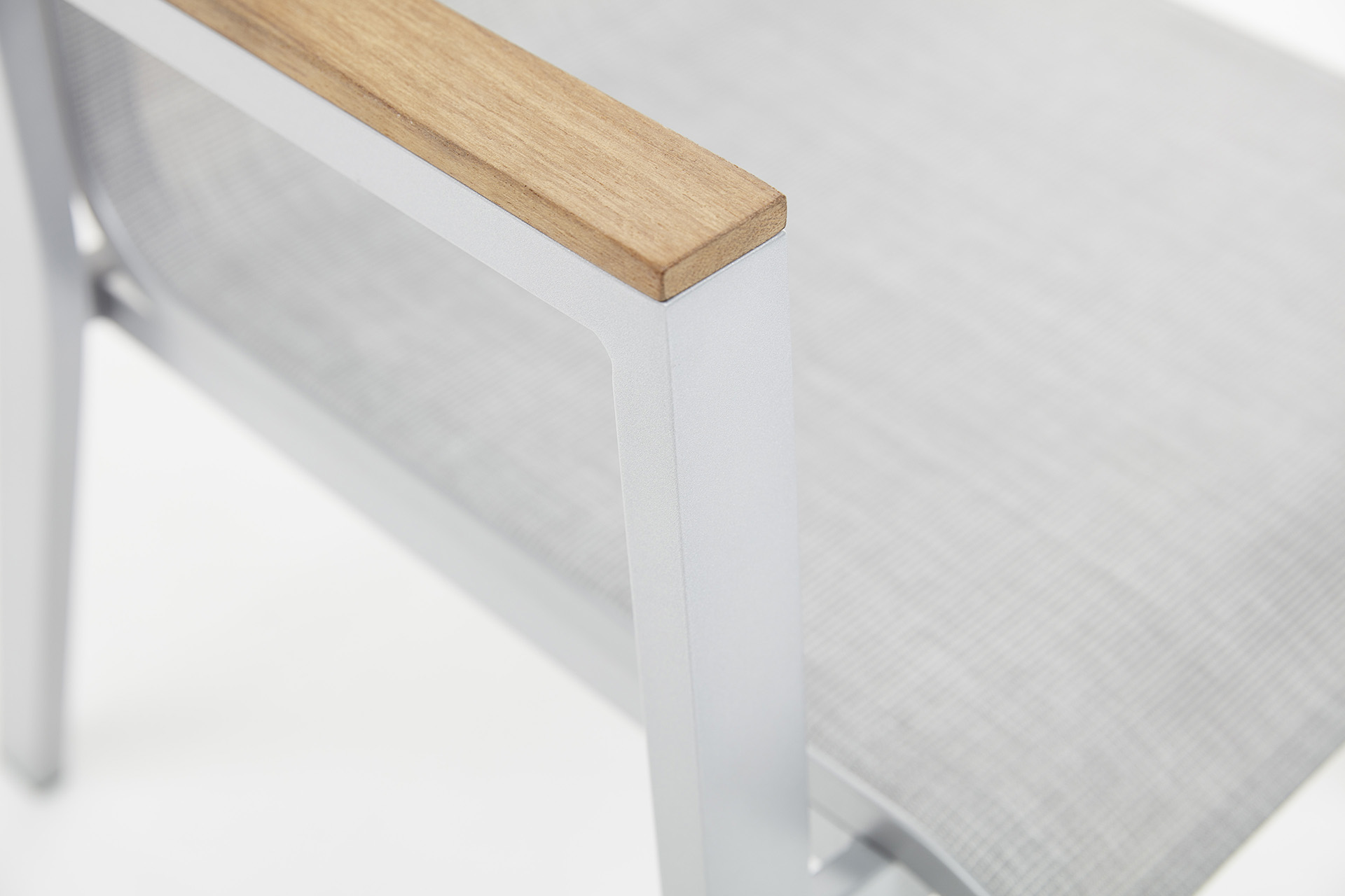 KETTLER RASMUS Stapelsessel mit hoher Rückenlehne, Armlehne Teak, silber/ hellgrau, Aluminium/Outdoorgewebe