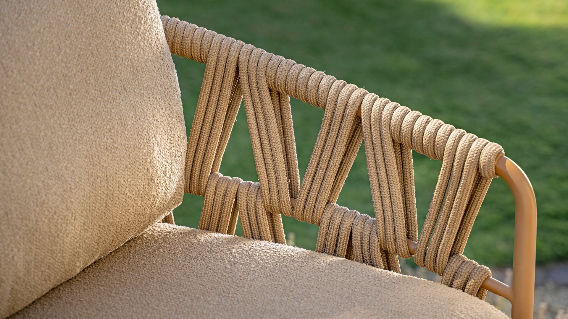 Seasons Outdoor Biarritz Sofa 2.5-Sitzer mit 3 Kissen Boucle Amber/Braun