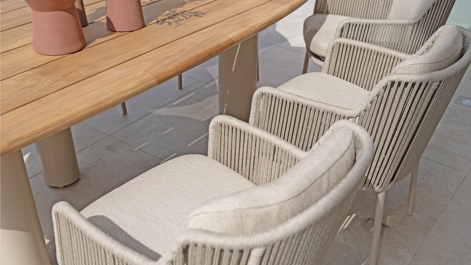 4 Seasons Outdoor Bernini Dining Sessel mit 2 Kissen Latte/Taupe