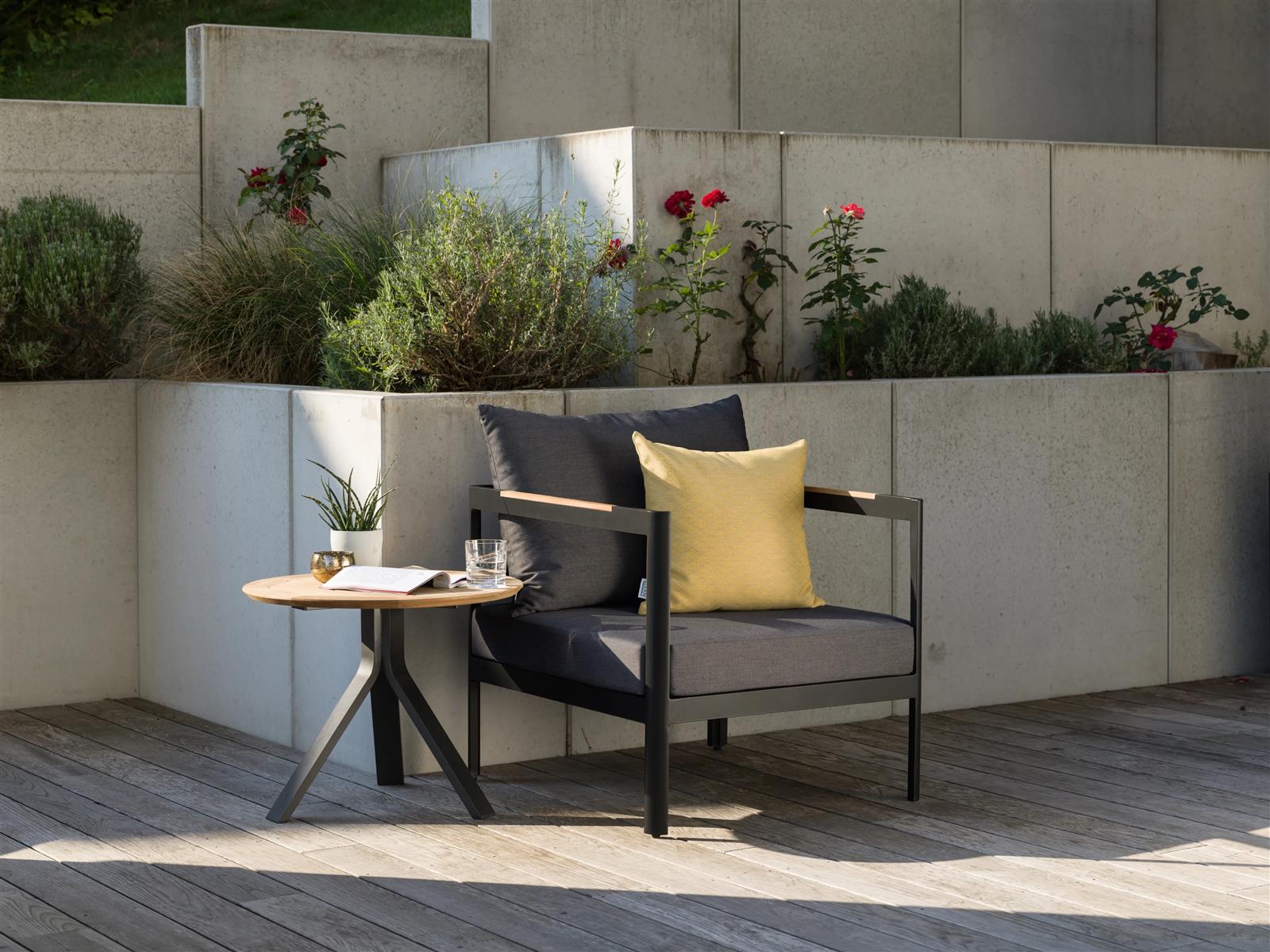 Stern Sessel Viggo Aluminium schwarz matt, Kissen 100% Polyacryl seidenschwarz, Armlehnen Teak FSC-zertifiziert