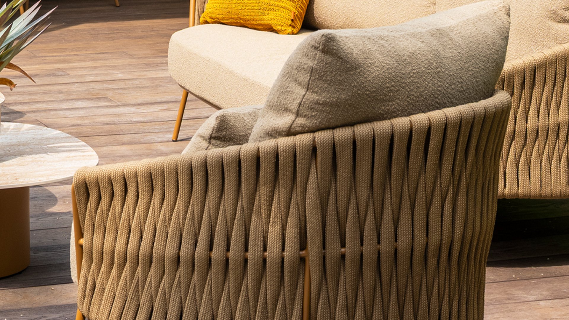 4 Seasons Outdoor Molina Lounge Sessel mit 2 Kissen Boucle Amber/Braun